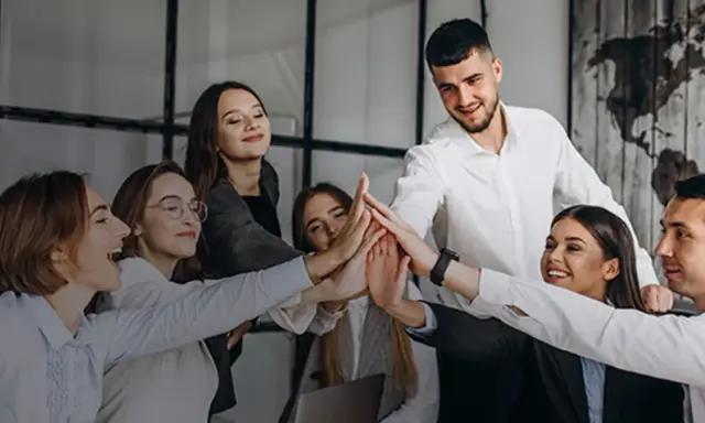 Equipo unido celebrando, mostrando diferentes tipos de líderes colaborando.