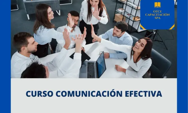 Equipo celebrando éxito en un curso de comunicación efectiva.