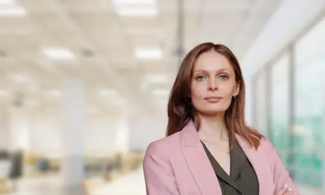 Mujer con blazer rosa, lista para su master MBA Barcelona.