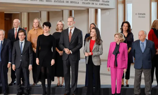 Grupo de directivos y personalidades, incluyendo a los Reyes de España, en un evento de programa desarrollo directivo.