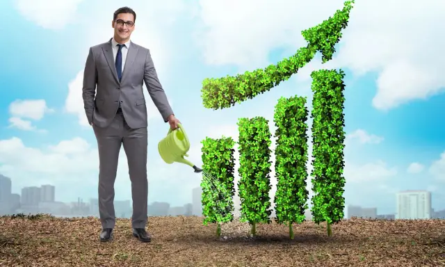 Hombre riega gráfico de barras de hojas verdes, simbolizando crecimiento y sostenibilidad. Ideal para cursos de sostenibilidad.