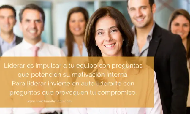 Un equipo sonriente, con un texto sobre liderazgo y preguntas que inspiran.