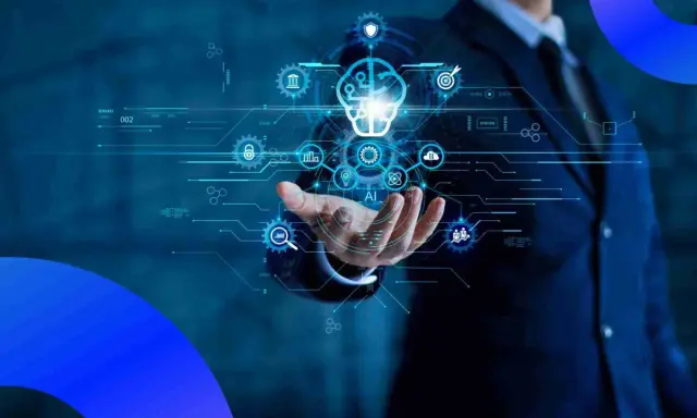 Un hombre con traje sostiene una red de iconos digitales que representan el **programa transformación digital**, con una bombilla de IA en el centro.