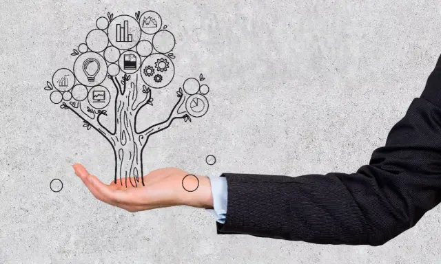Mano sostiene un árbol de ideas con iconos de negocios. El **general management** impulsa el crecimiento.