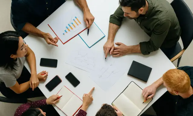 Equipo discutiendo estrategias. El master mba precio es una inversión clave para su futuro profesional.