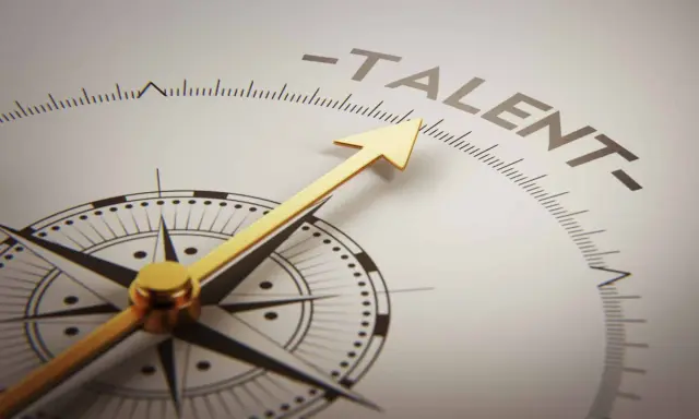 Brújula dorada apuntando hacia "TALENTO", simbolizando la dirección y el enfoque en el desarrollo del talento, clave para el middle management.