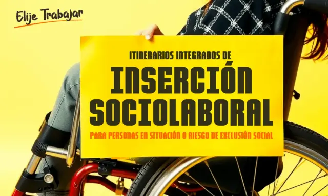 Persona en silla de ruedas sostiene cartel sobre inserción sociolaboral, promoviendo oportunidades de internships in Spain para todos.