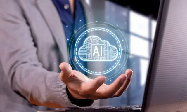 Un hombre con traje sostiene una nube digital con "AI" en su mano, representando los servicios en la nube para empresas.