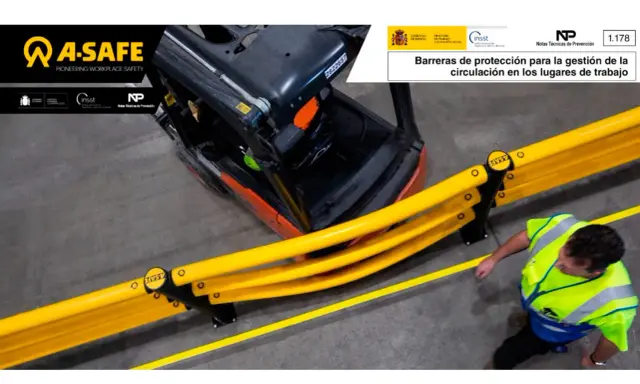 Carretilla elevadora junto a barreras amarillas de seguridad A-SAFE, mejorando la circulación en ntp lugares de trabajo. Un trabajador con chaleco reflectante camina cerca.