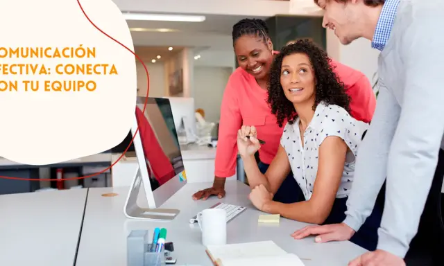 Equipo colaborando, aprendiendo cómo mejorar la comunicación skills para conectar mejor.
