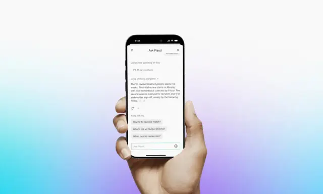 Mano sosteniendo un teléfono con la app "Ask Plaud". Se ven preguntas para romper el hielo como "¿Cómo arreglar la coincidencia de roles?" y "¿Cuándo preparar el documento de revisión?".