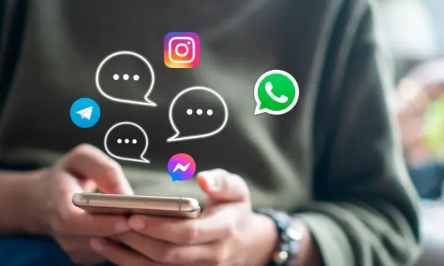Man usando su teléfono para **instant messaging** con iconos de WhatsApp, Telegram, Instagram y Messenger flotando.