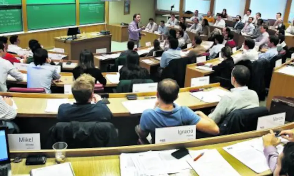 Aula con profesor y estudiantes. Se discuten los mejores MBA del mundo.