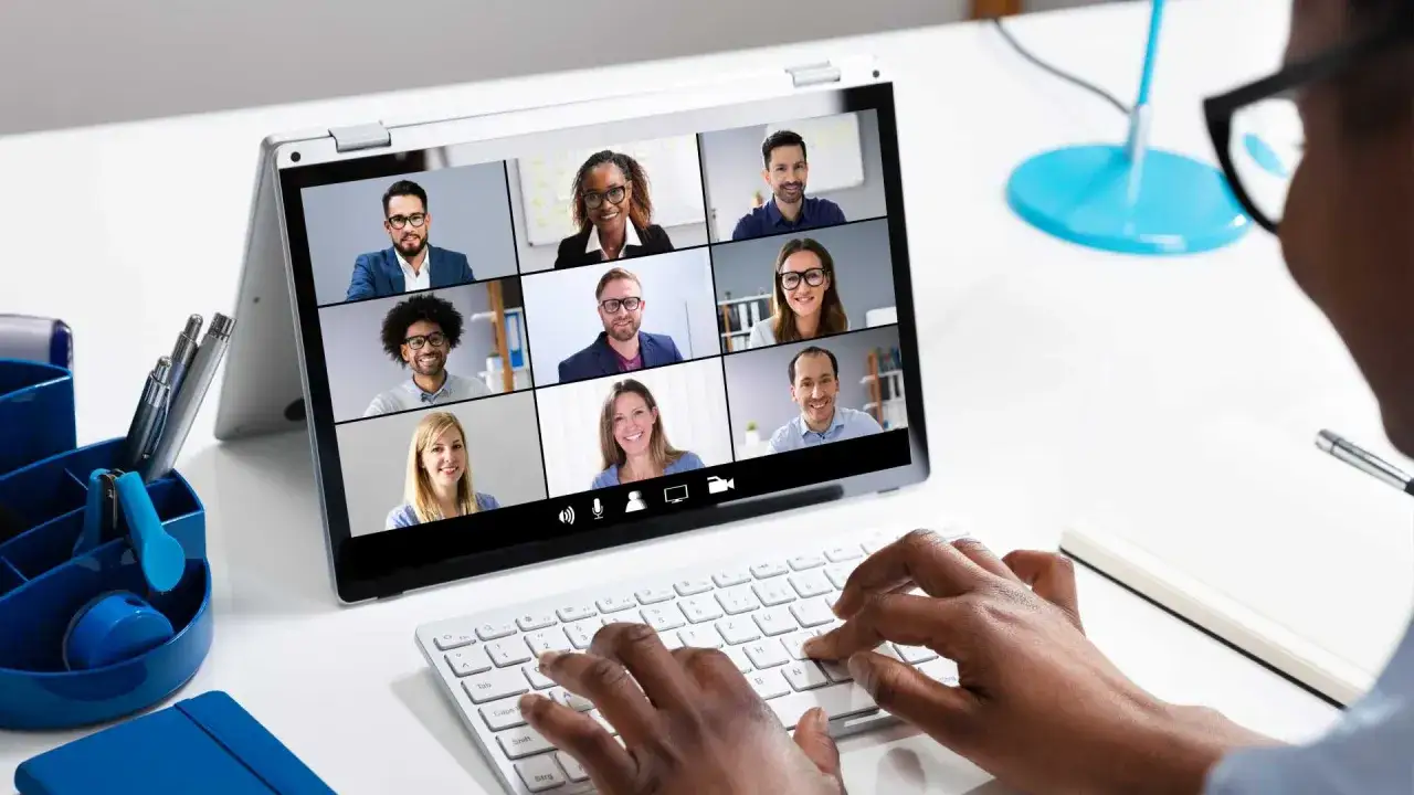 Persona interact&uacute;a con su equipo virtual en una videollamada, aprendiendo c&oacute;mo gestionar e influir en su equipo remoto.