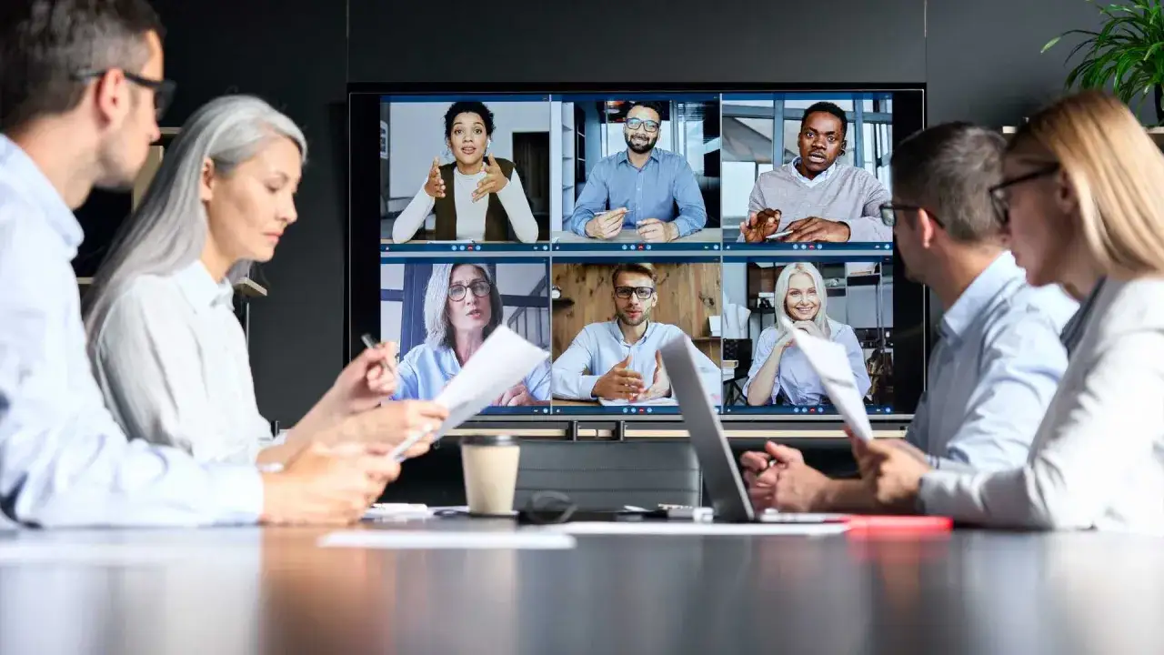Equipo en videoconferencia, discutiendo estrategias y demostrando sus competencias de liderazgo.