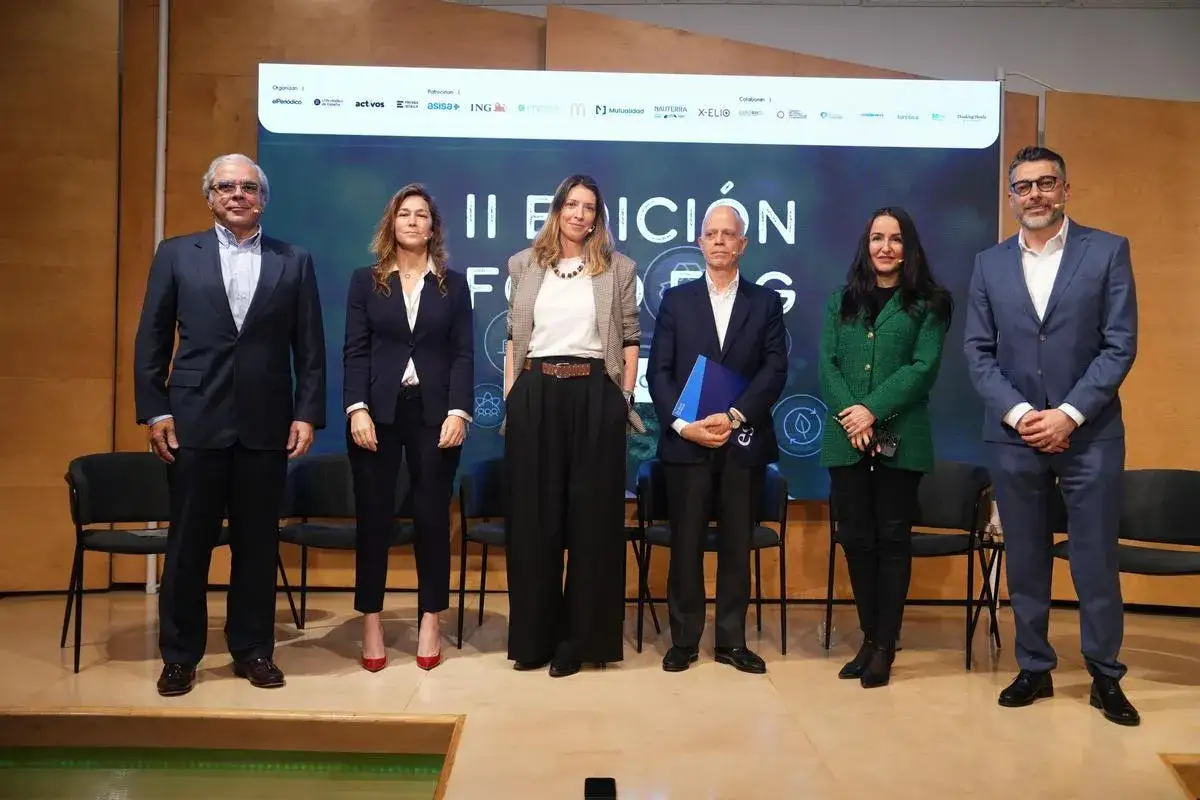 Panelistas en evento sobre sostenibilidad. Se discuten cursos y estrategias para un futuro m&aacute;s verde.