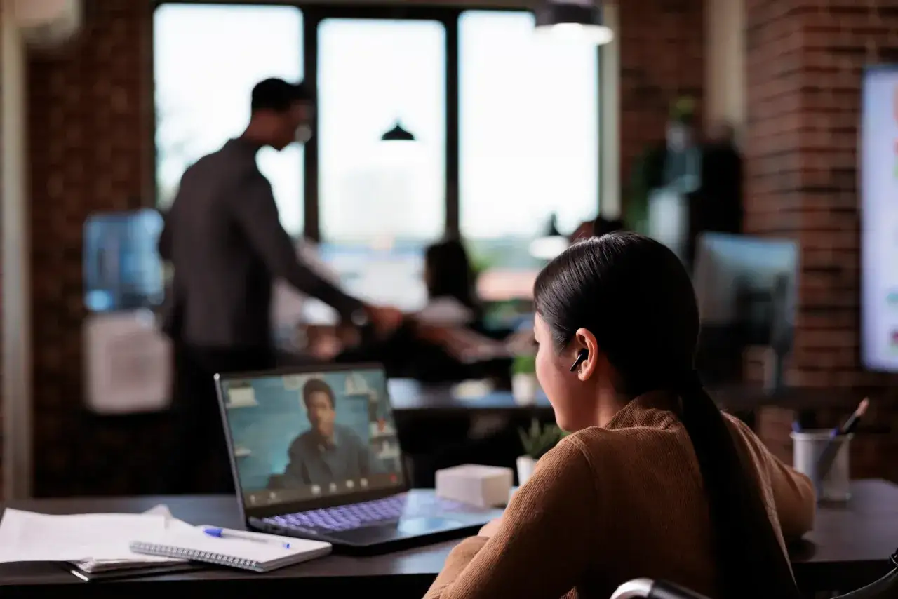 Mujer en videollamada, practicando la gesti&oacute;n ascendente (managing up) con su colega.