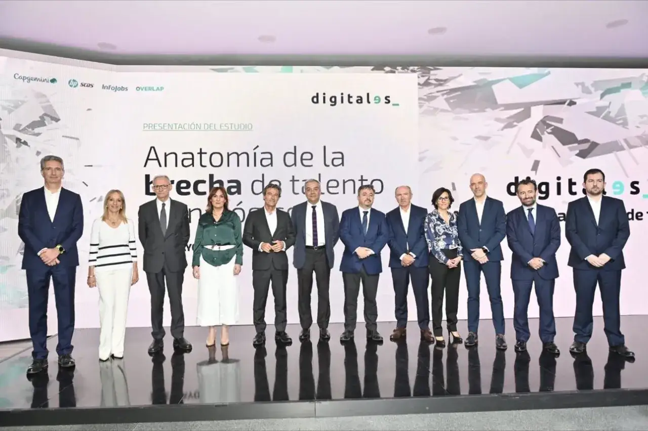 Grupo de profesionales en un evento de presentaci&oacute;n de estudio sobre 