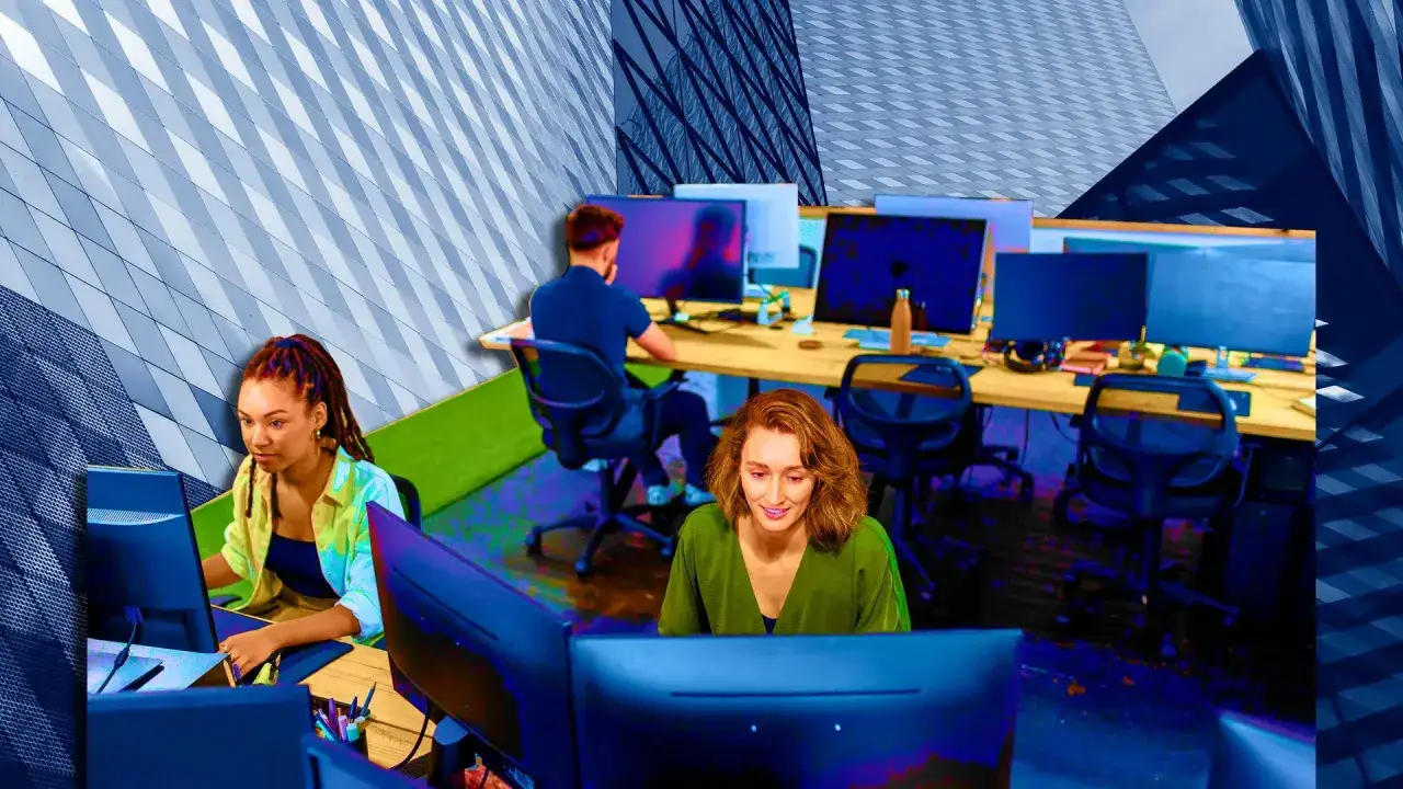 J&oacute;venes trabajando en oficinas modernas, una escena que evoca oportunidades de pr&aacute;cticas en Espa&ntilde;a.