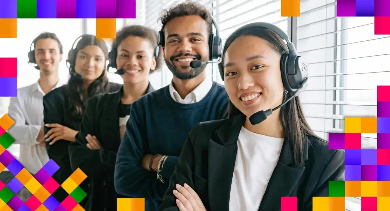 Equipo diverso sonriendo con auriculares, listos para brindar atenci&oacute;n al cliente.