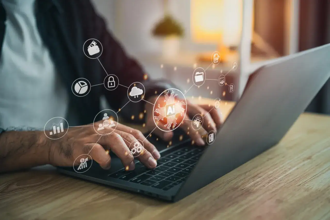 Manos tecleando en portátil, rodeado de iconos que simbolizan la transformación digital, IA, datos y seguridad.