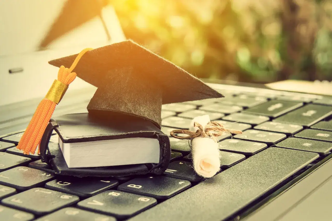 Bir birikim, bir diploma ve bir mezuniyet şapkası, &ccedil;evrimi&ccedil;i bir master business administration eğitimiyle kariyerinizi y&uuml;kseltmenin anahtarıdır.