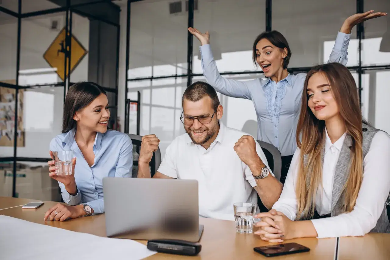 Equipo celebrando un éxito tras una sesión de leadership coaching.