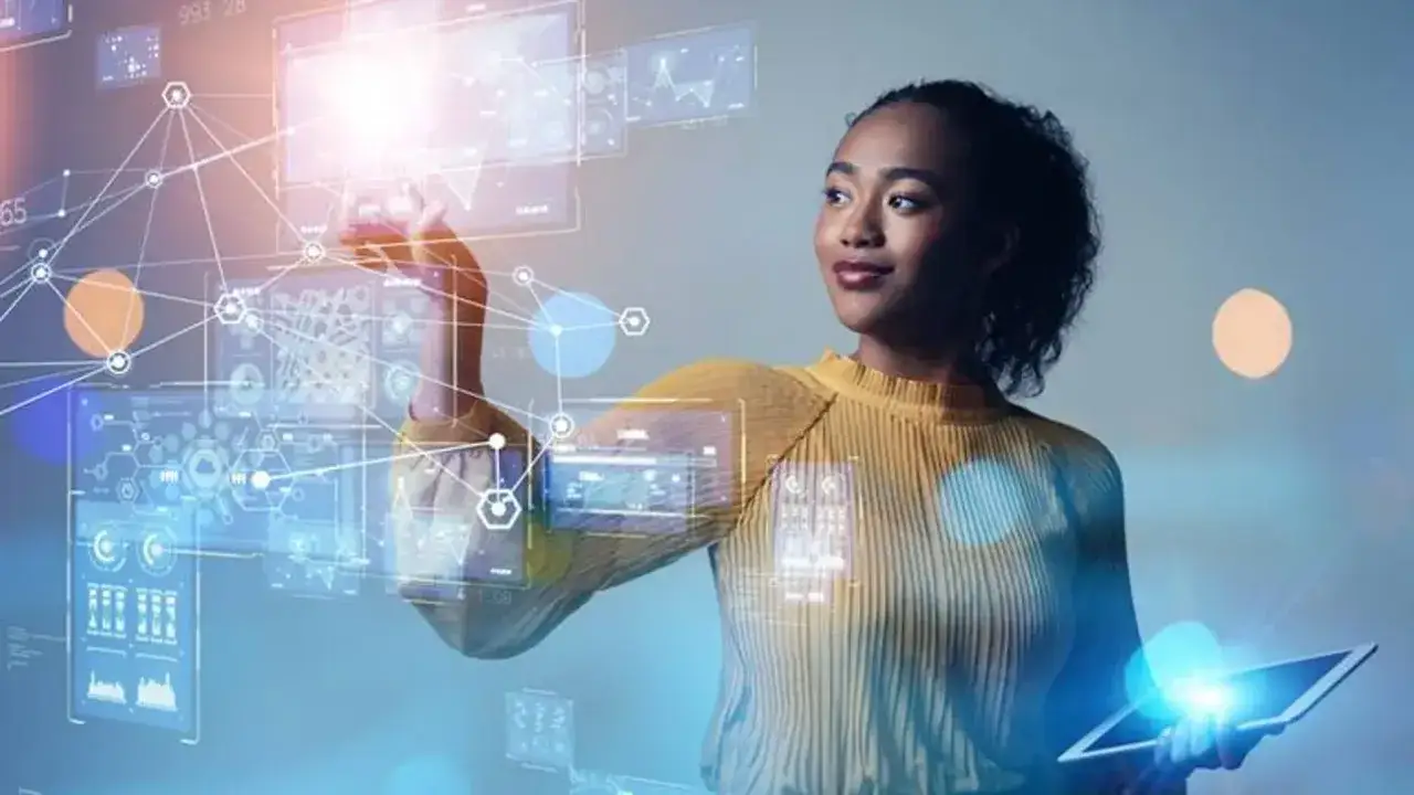 Mujer interactúa con pantallas holográficas, gestionando datos complejos. Su tablet ilumina el futuro del general management.