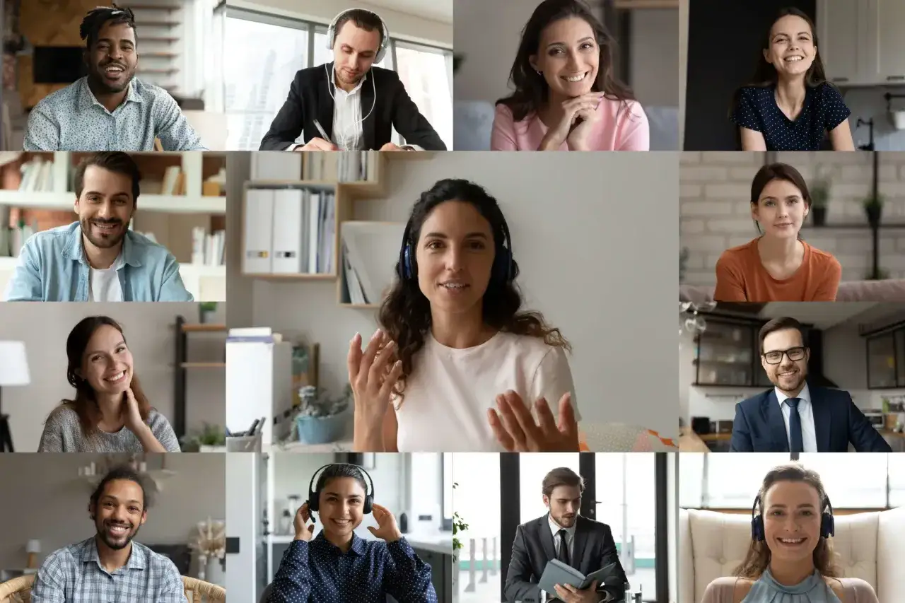 Varias personas sonriendo y participando en una videollamada, usando software para videollamadas.