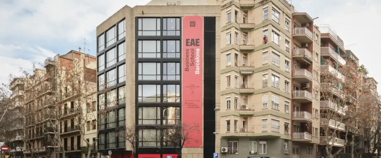 Edificio con cartel de EAE Business School Barcelona. Ideal para tu master MBA Barcelona.