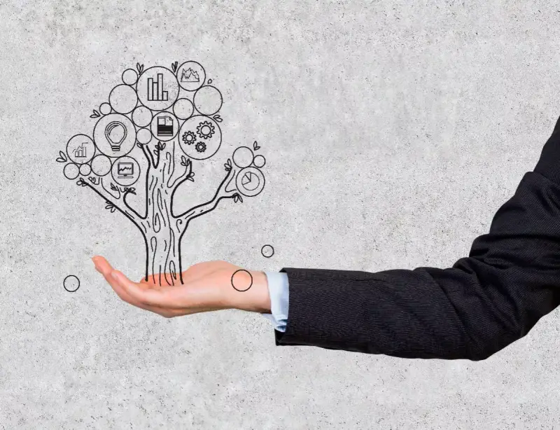 Mano sostiene un árbol de ideas con iconos de negocios. El **general management** impulsa el crecimiento.